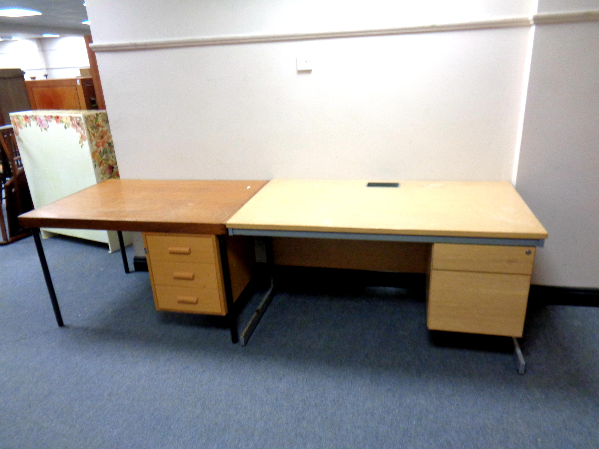 Two modern office desks, 140 cm wide and 120 cm wide.