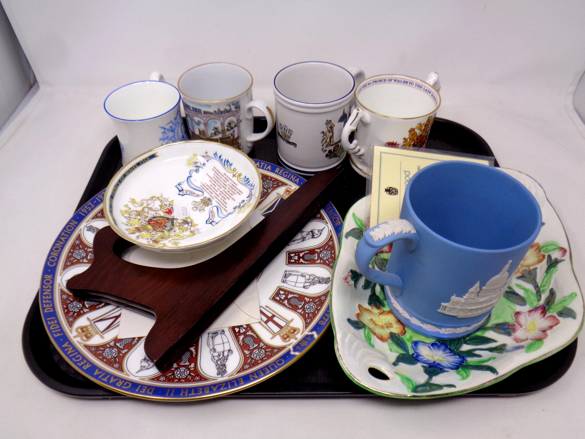 A tray of assorted ceramics to include Wedgwood Royal Wedding Collection 1981 tankard with