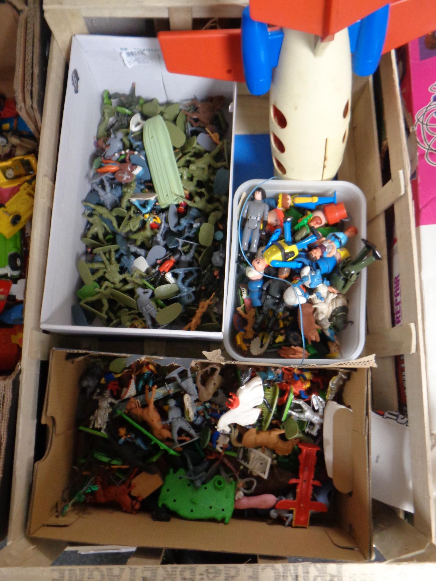 A crate of plastic soldiers including Britains detail, Farm animals,