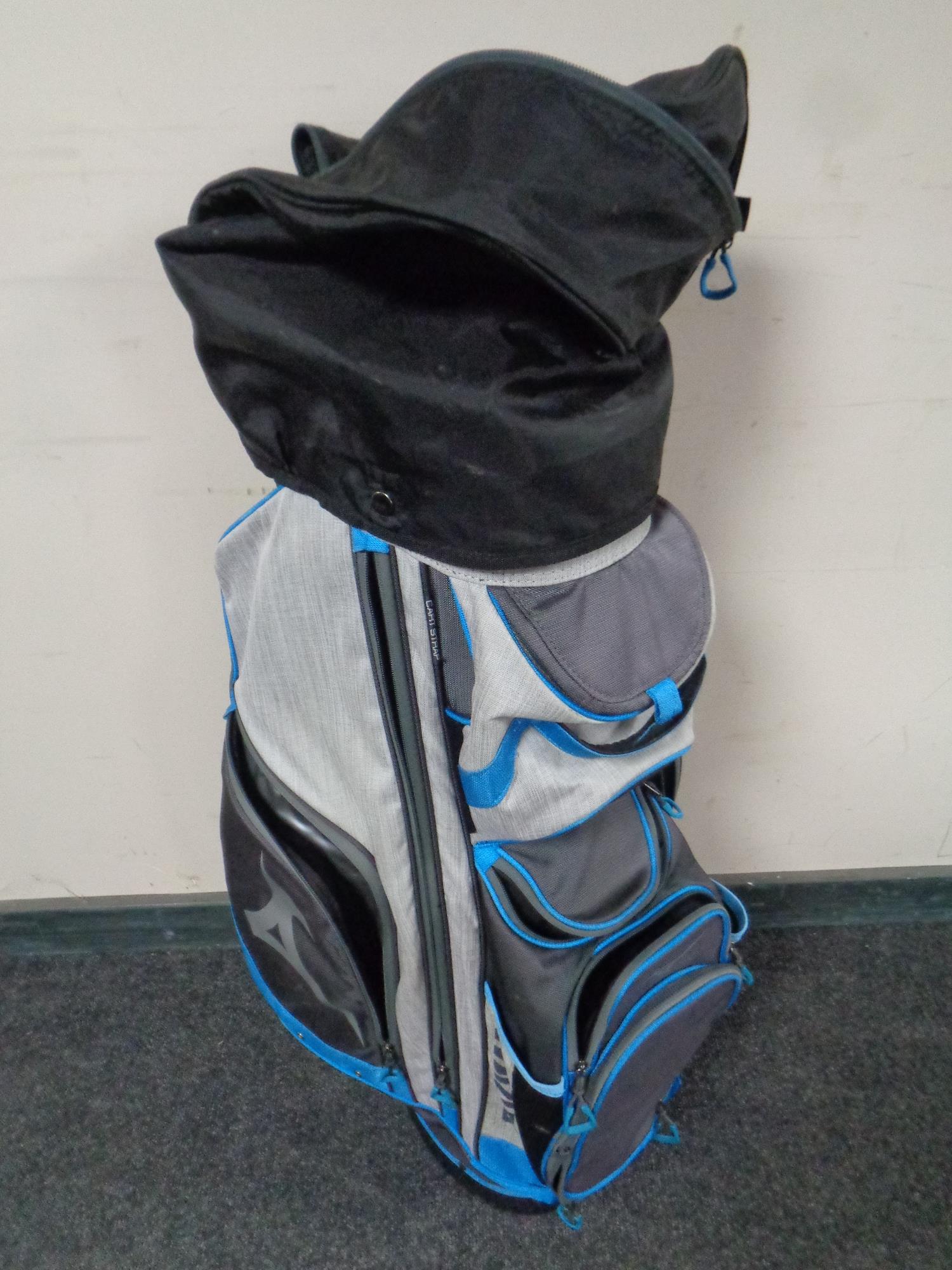 A Mizuno golf bag