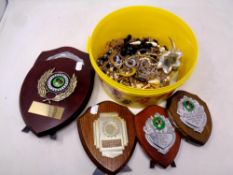 A tray of small quantity of costume jewellery,