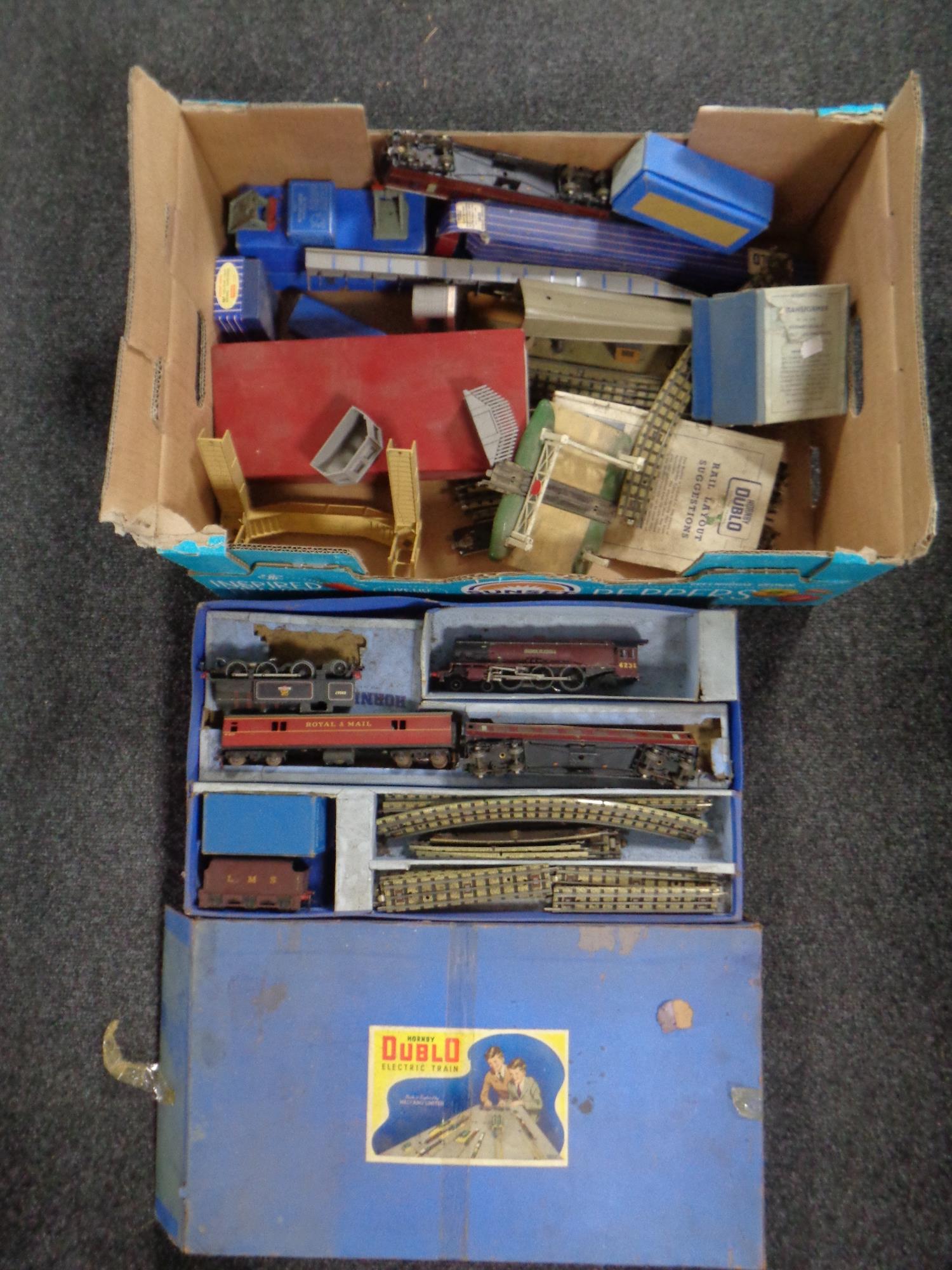 A Hornby EDP2 electric passenger train set and a box of accessories,