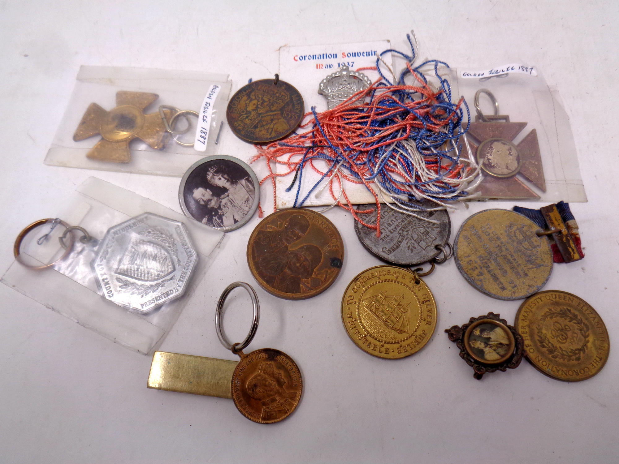 A box of assorted 19th and 20th century coronation medals