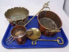 A tray of assorted copper and brass ware - antique copper brass handled pot, toasting fork,