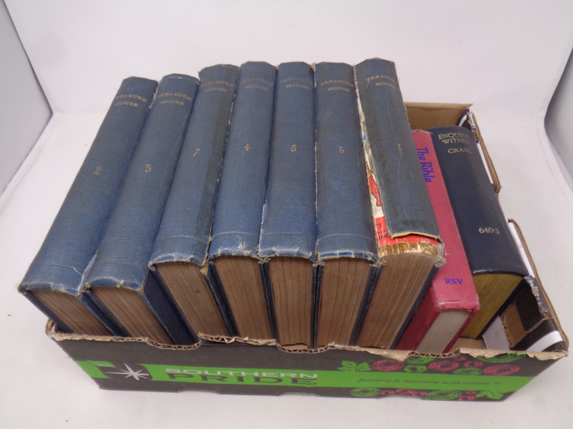 A box of seven volumes : Treasure House,