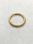 An 18ct yellow gold band ring, 2.4g.