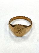 A gent's 9ct gold signet ring, size W. CONDITION REPORT: 5.