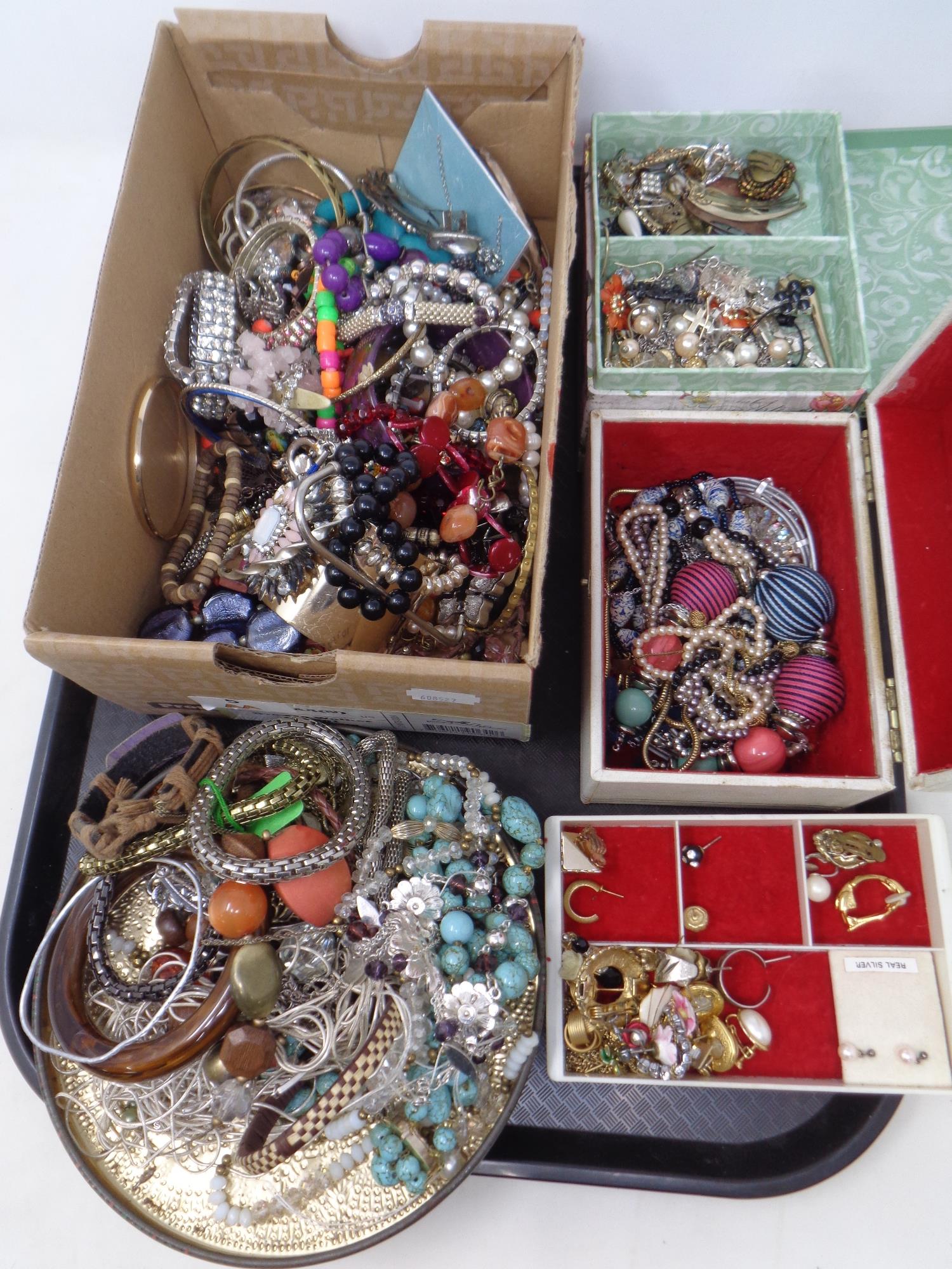 A tray of costume jewellery