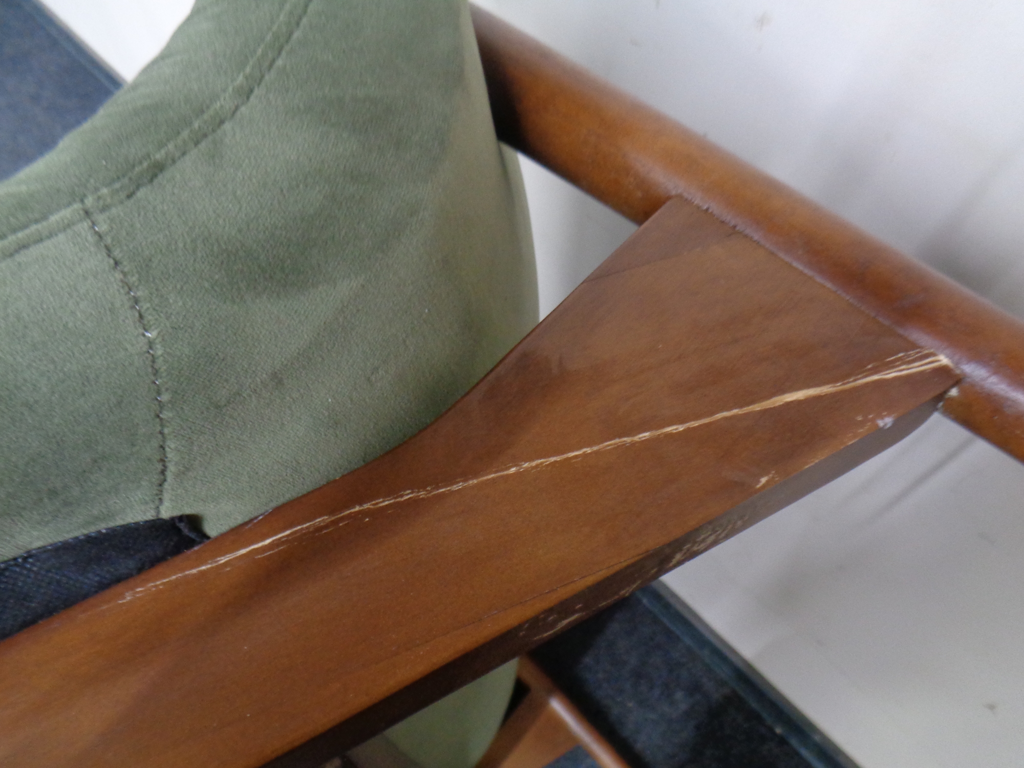 A retro style settee on teak legs in green buttoned fabric (Af) - Image 3 of 3