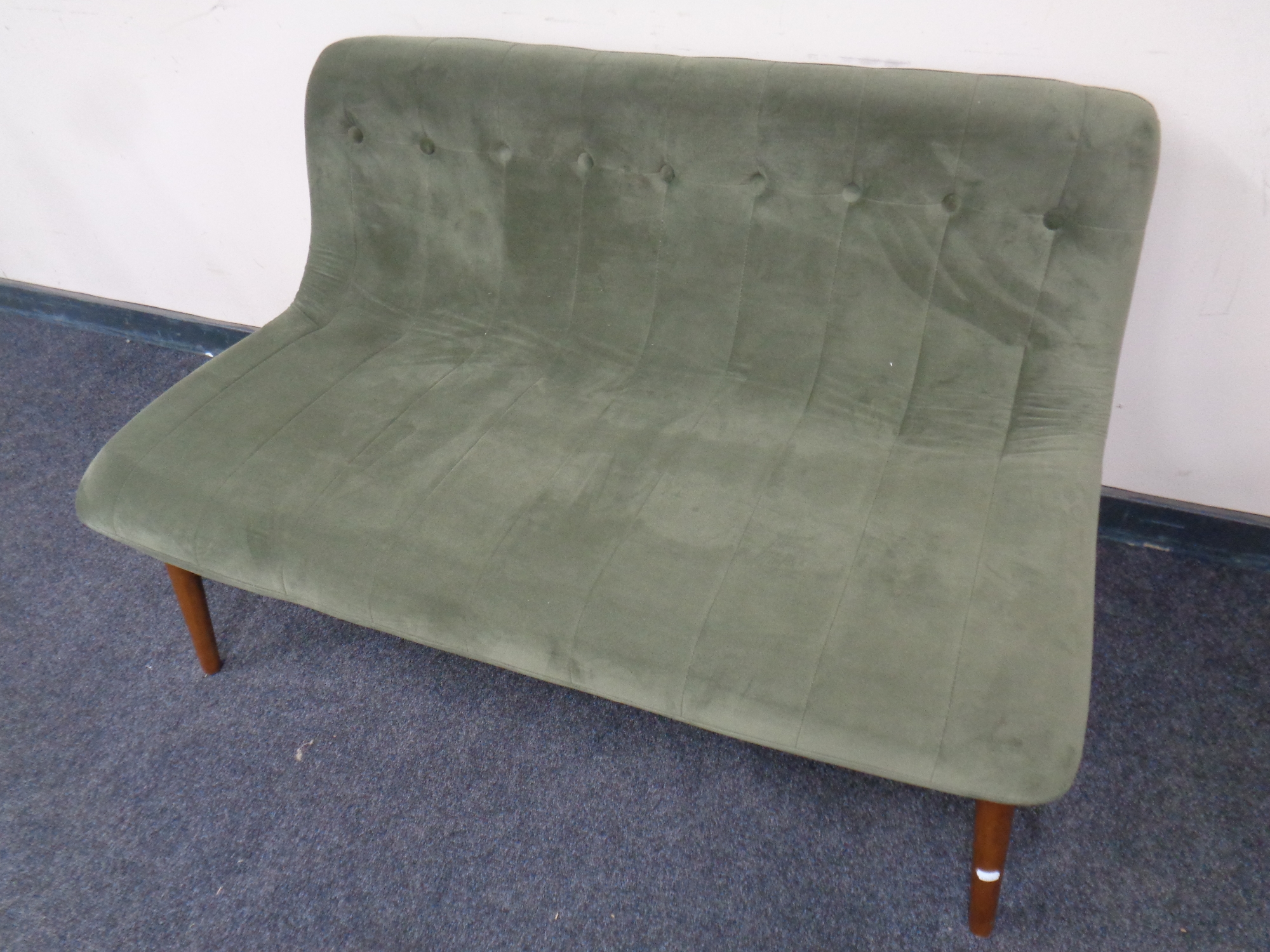 A retro style settee on teak legs in green buttoned fabric (Af)