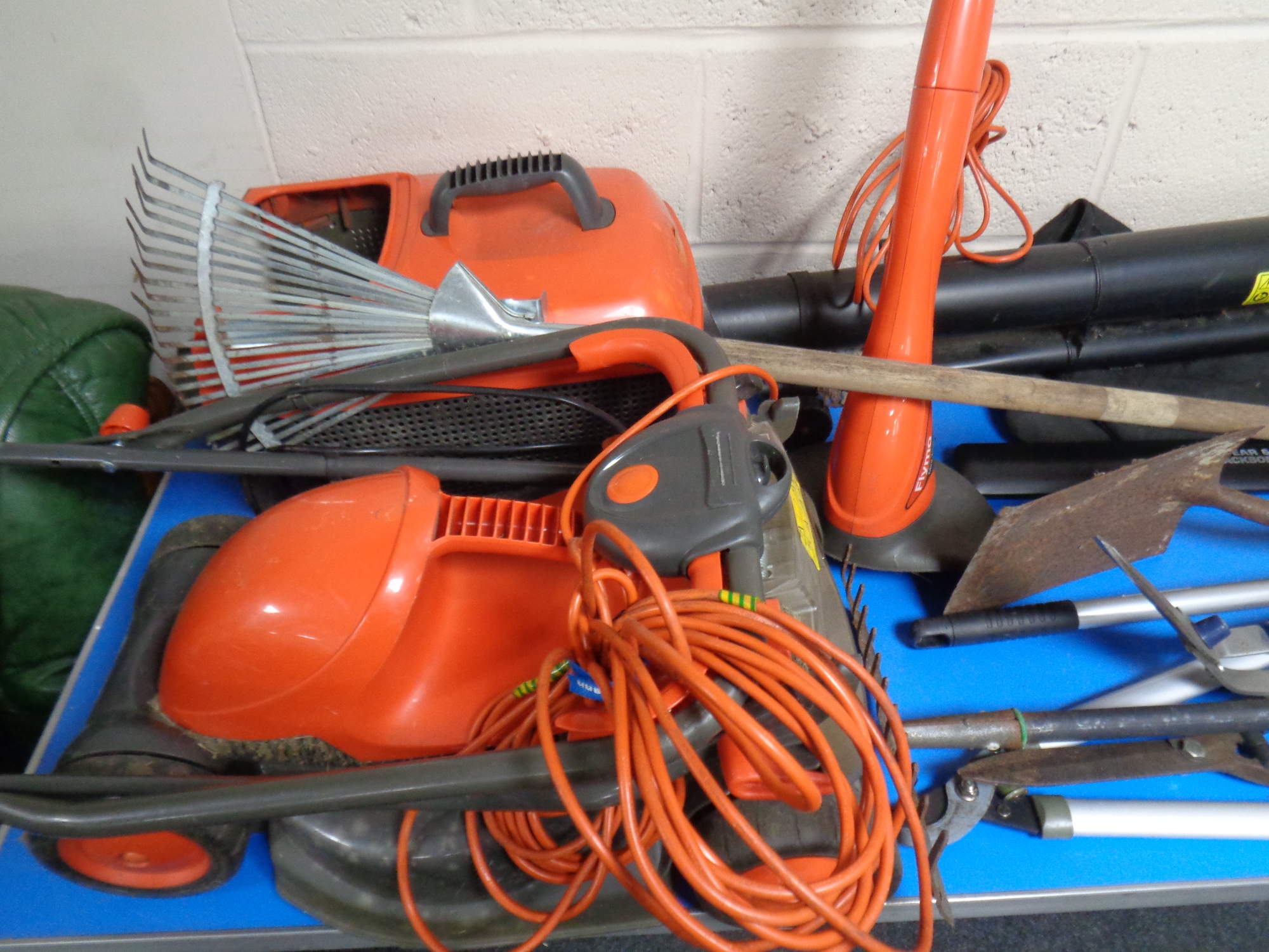 A large quantity of garden tools including Visimo electric lawn mower, Flymo multi trim, - Image 3 of 3