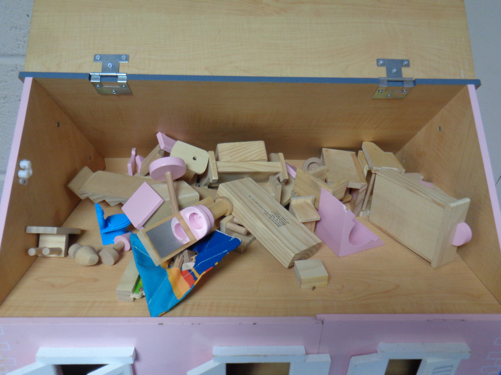 A wooden dolls house with accessories - Image 2 of 2