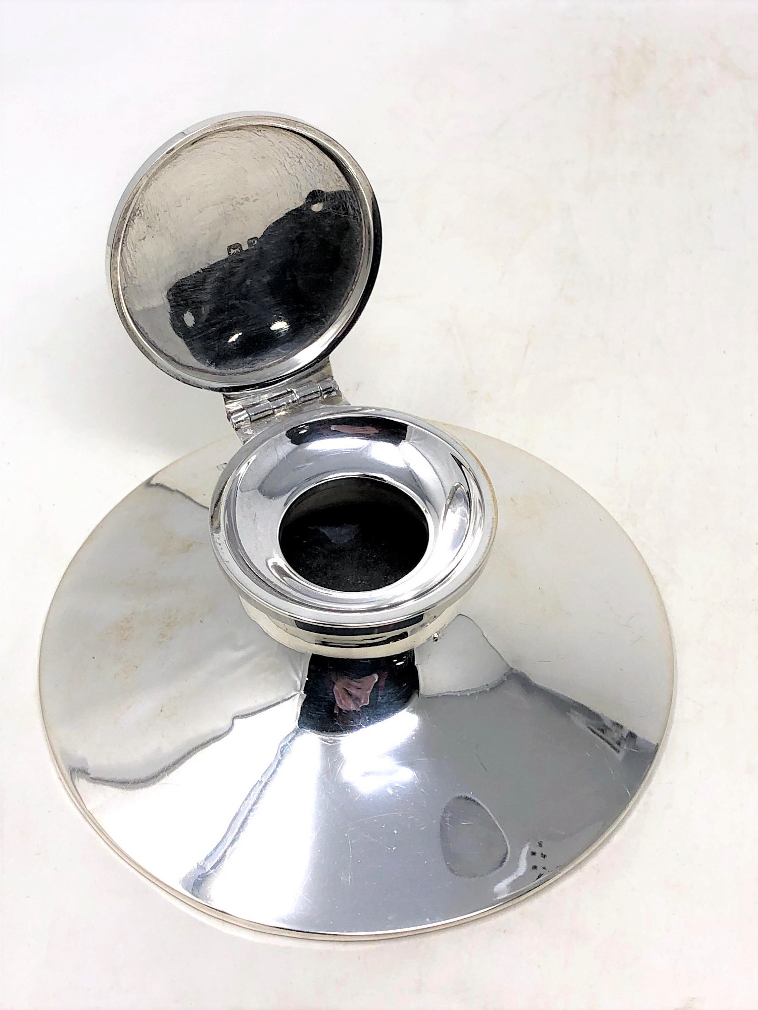 A silver inkwell, Birmingham marks, diameter 12.5cm.