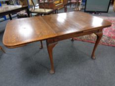 An Edwardian oak pull out dining table on club feet, height 74 cm, width 196.5 cm and depth 102 cm.