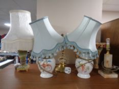 Five assorted table lamps to include ceramic,