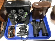 A tray of binoculars including Belmont 10 x 50, Pentax field spectacles,