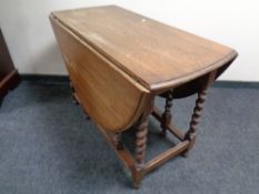 An Edwardian oak gateleg table