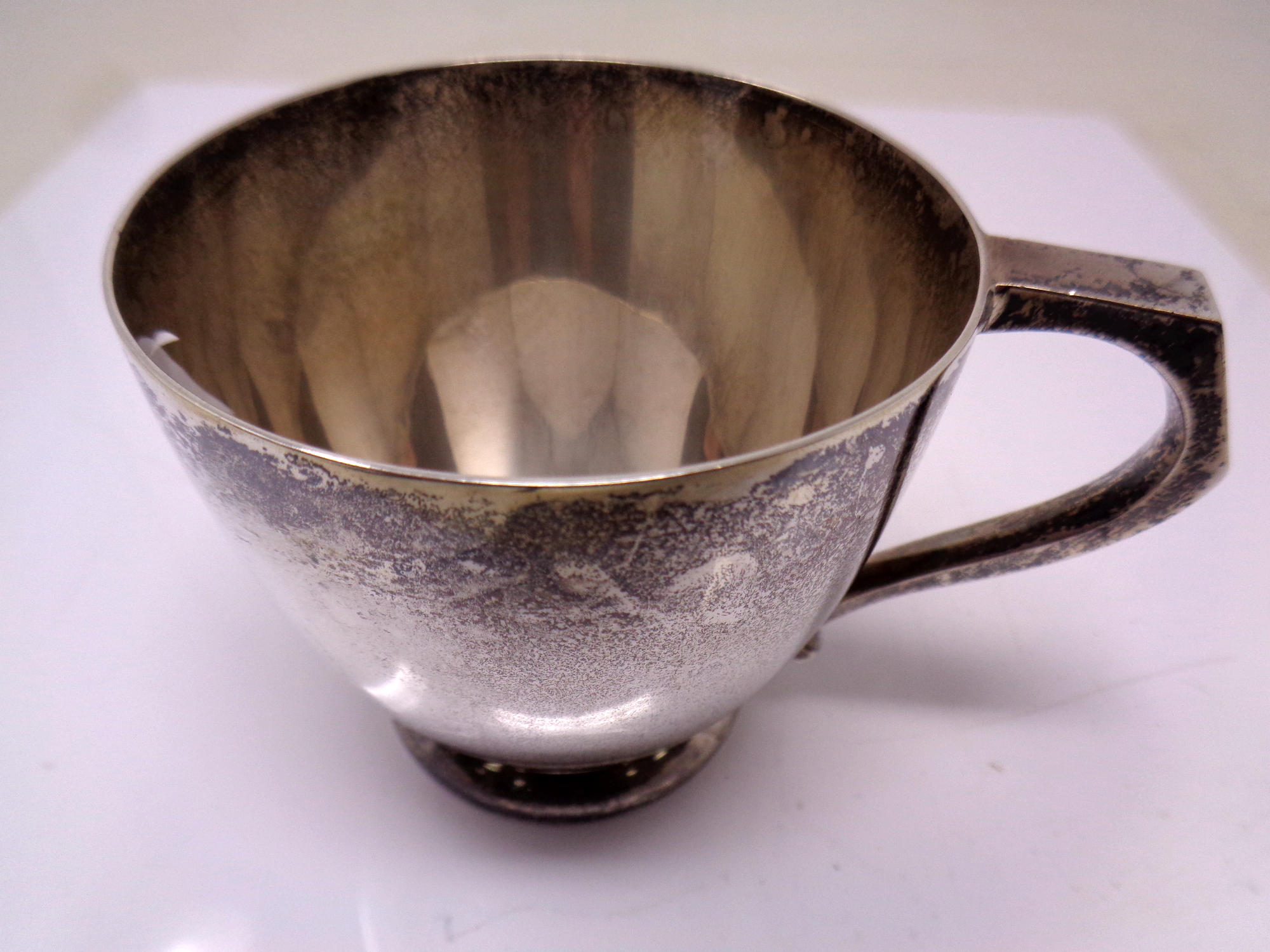 A small silver cup, 149g.