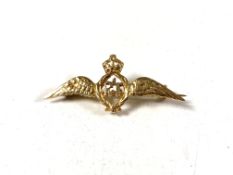 A 9ct gold RAF brooch.