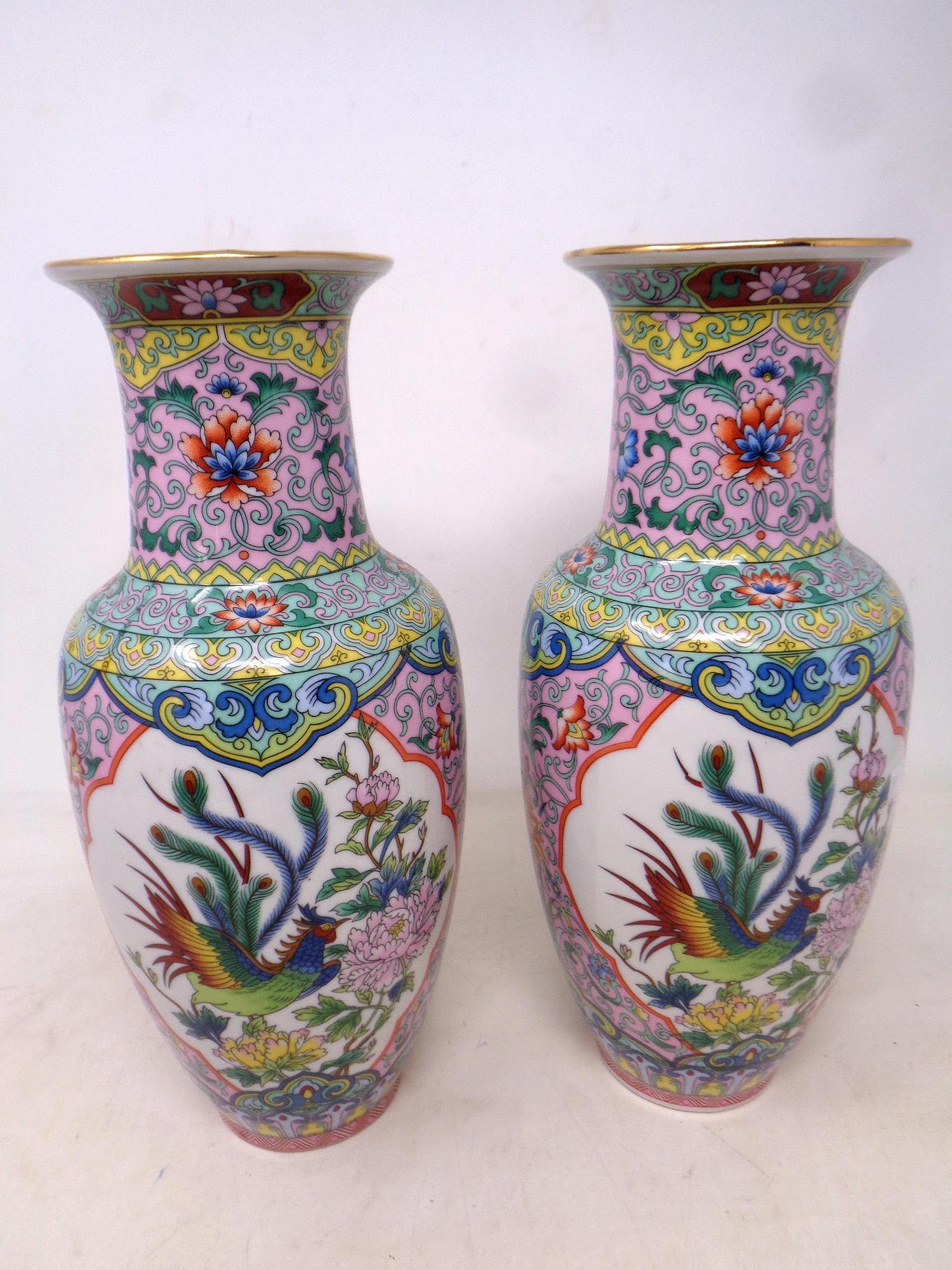 A pair of Chinese porcelain floral pattern vases, height 26.2 cm.