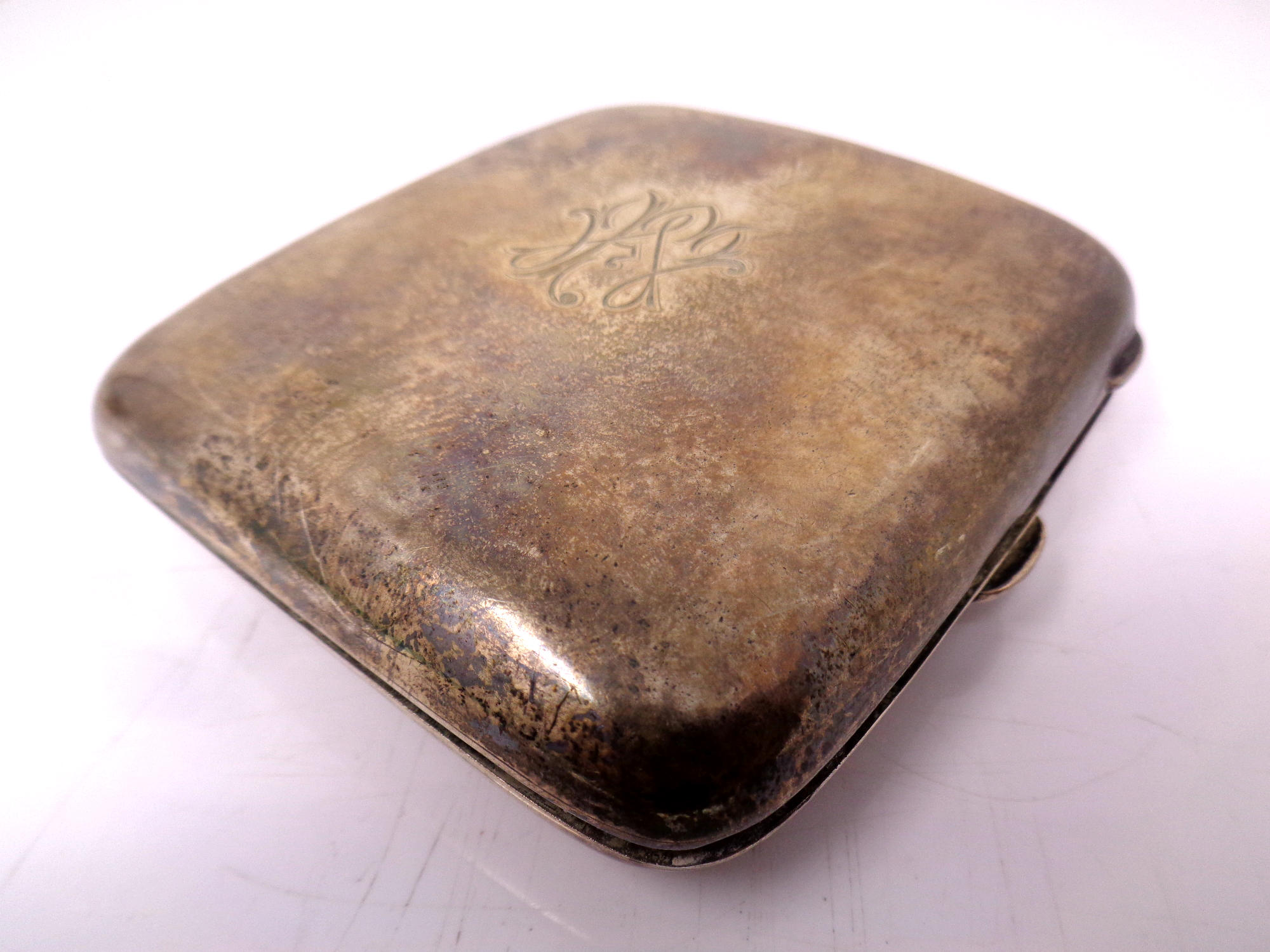 A silver cigarette case CONDITION REPORT: 57g