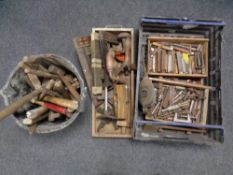 A crate, a wooden tray and a bucket containing a quantity of vintage hand tools,