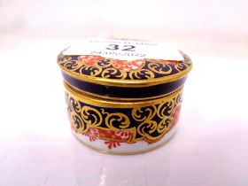 A Royal Crown Derby Imari pattern circular lidded pill box, diameter 5 cm.