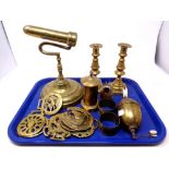 A tray containing antique and later brass ware to include horse brasses, brass weight,