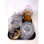 A tray of assorted glass ware including glass hand bag