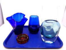 A tray containing five pieces of glassware to include glass vases, amber glass ashtray,