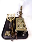 A tray containing antique and later brass ware to include brass trivets, toasting forks,