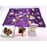 A quantity of costume and vintage brooches together with further costume jewelry to include