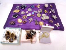 A quantity of costume and vintage brooches together with further costume jewelry to include