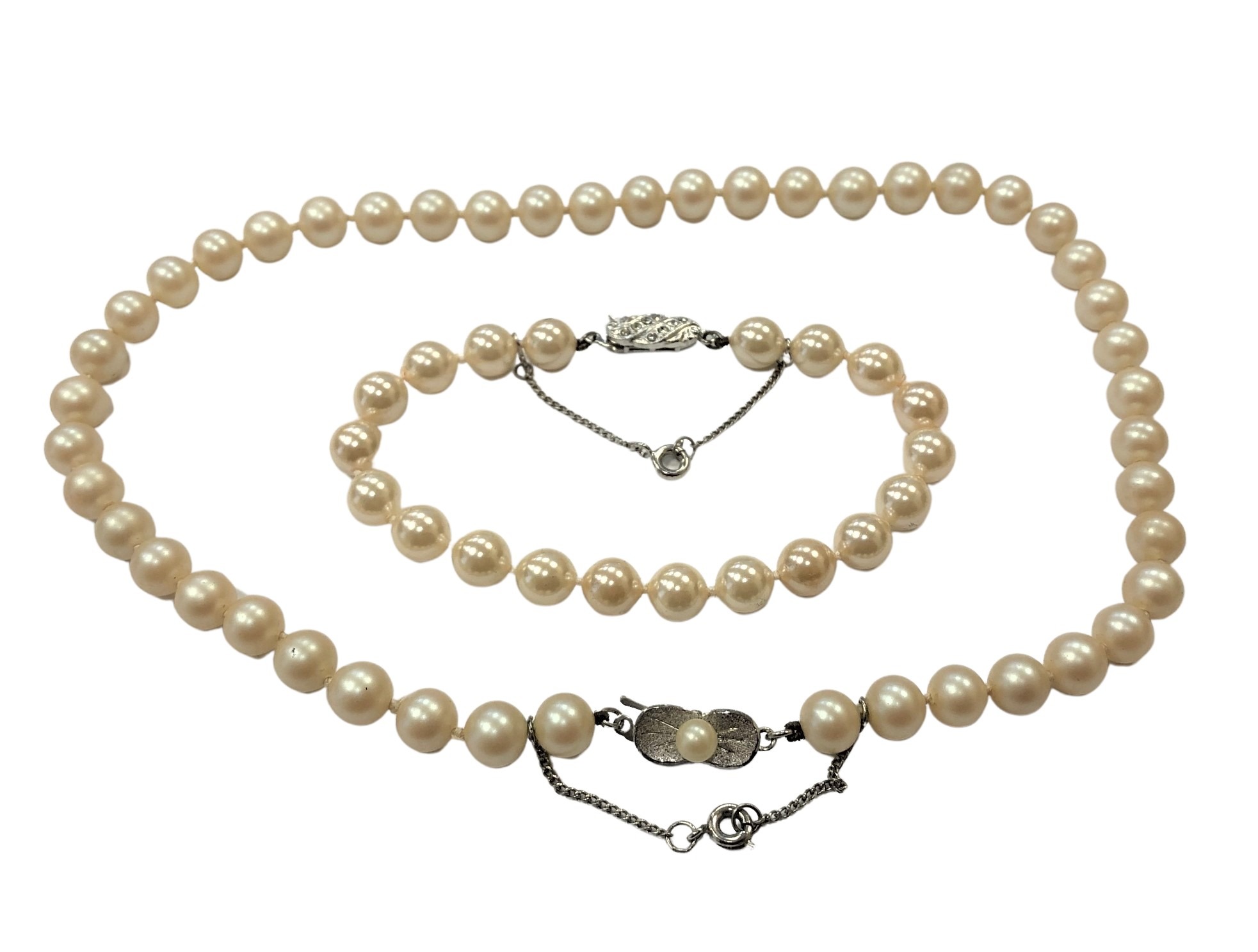 A costume pearl necklace with matching bracelet