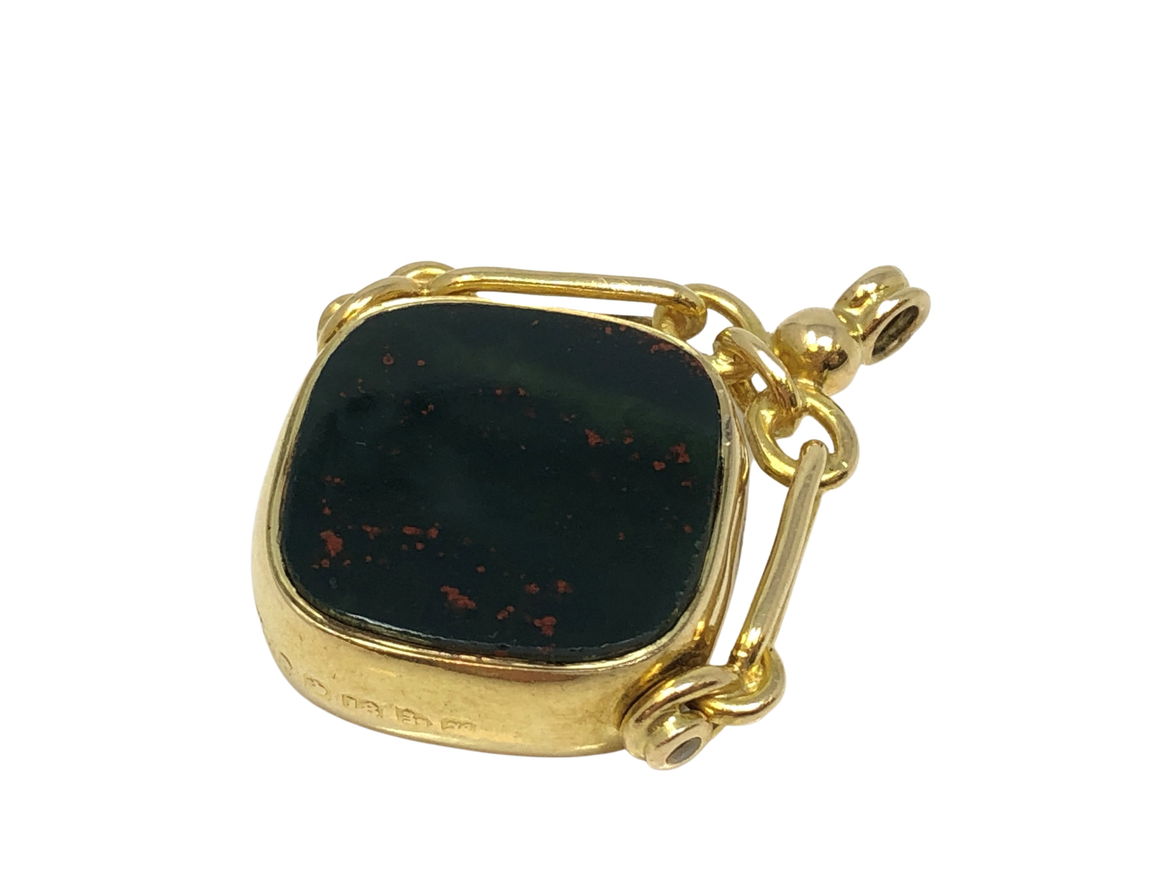 An antique 18ct gold agate fob, Chester 1908.