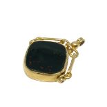 An antique 18ct gold agate fob, Chester 1908.