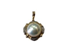 A 14ct gold mabe pearl pendant CONDITION REPORT: 6g