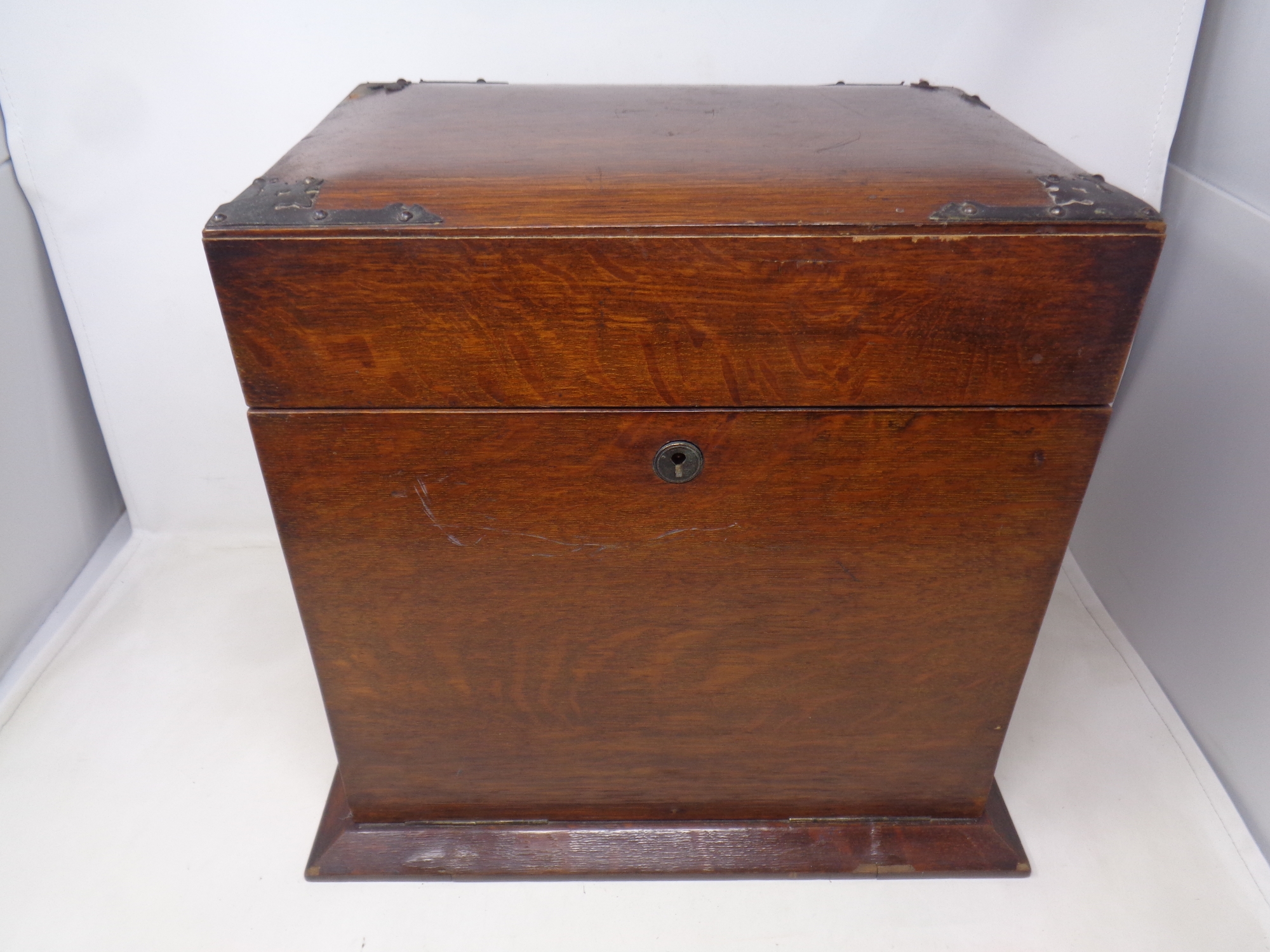 A 19th century oak three-bottle decanter box containing internal drawers, cribbage board, - Image 2 of 3