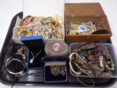 A tray of assorted jewellery boxes and a large quantity of costume jewellery