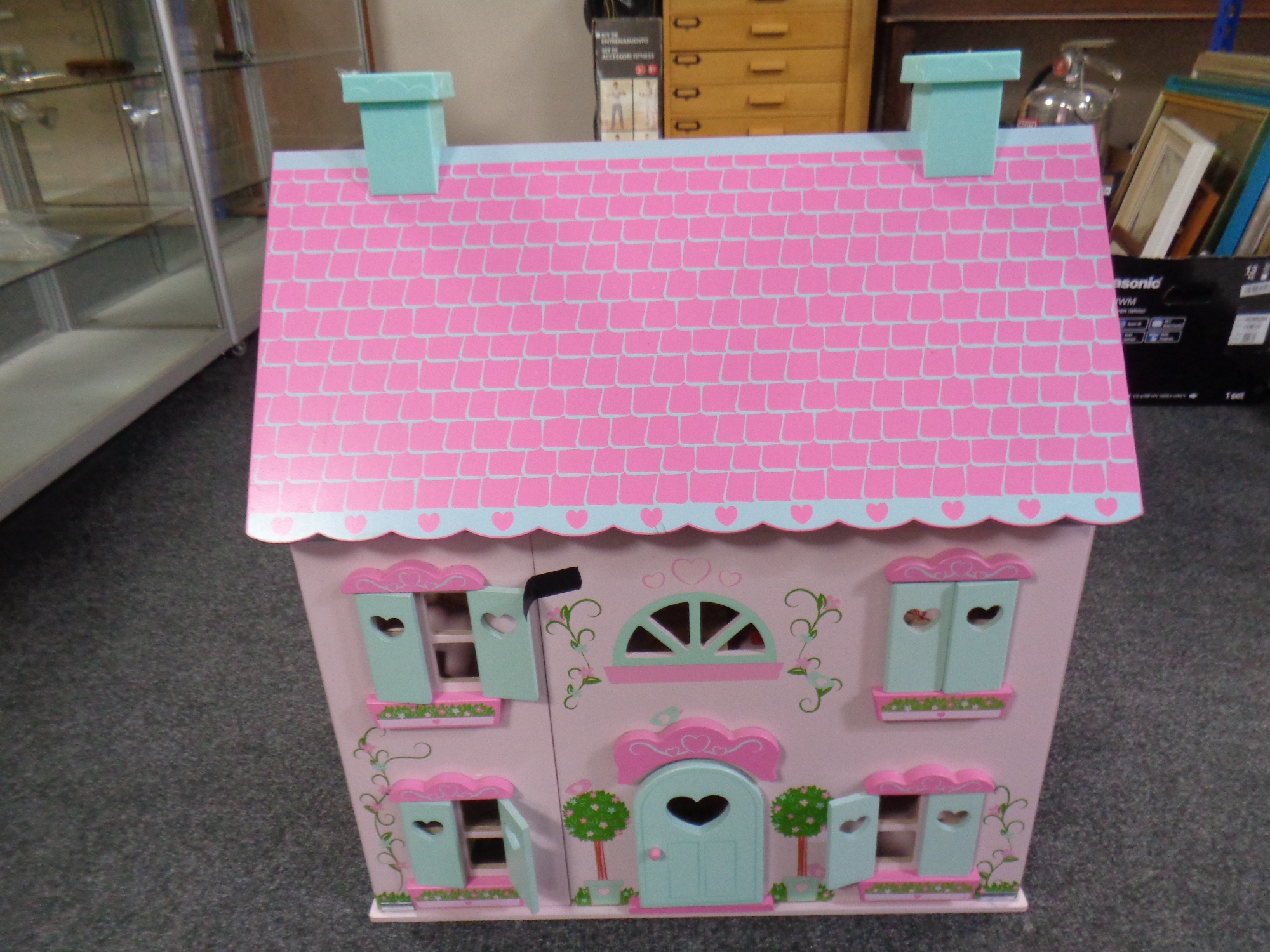 A contemporary dolls house with furniture and dolls. - Image 2 of 2