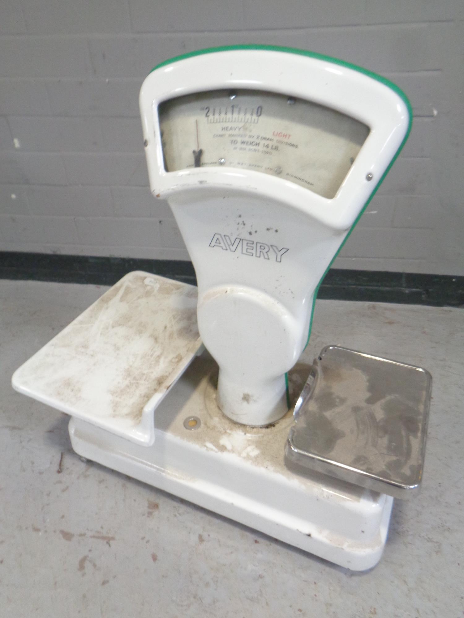 A set of Avery enameled grocers scales