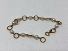 A 9ct gold cultured pearl bracelet, length 18cm. CONDITION REPORT: 4.
