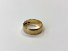 An 18ct gold band ring, size M CONDITION REPORT: 4.