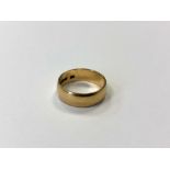 An 18ct gold band ring, size M CONDITION REPORT: 4.