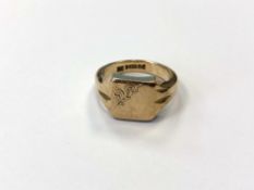 A 9ct gold signet ring, size Q CONDITION REPORT: 10.
