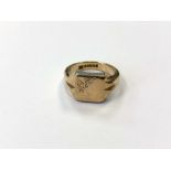 A 9ct gold signet ring, size Q CONDITION REPORT: 10.