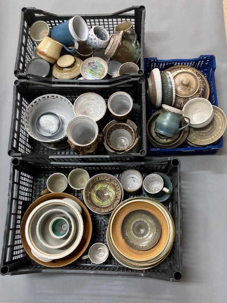 David Belilios : A large quantity of studio pottery ceramics : mugs, bowls, dishes, - Bild 2 aus 2