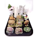 A tray containing a quantity of Lilliput Lane cottage ornaments, a Beswick figure of a Wren,