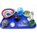 A tray of 20th century glassware including paperweights,
