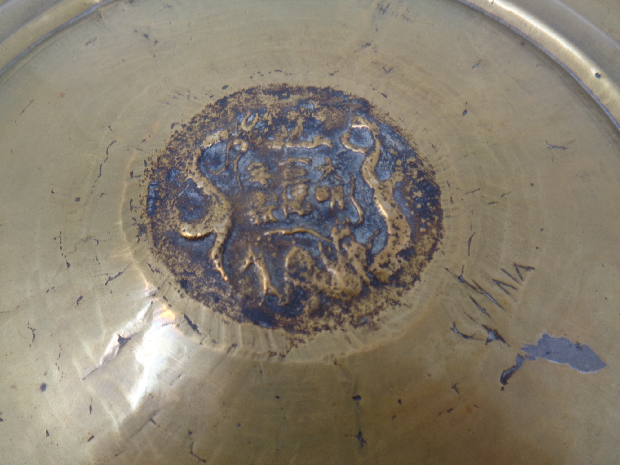 A heavy brass Chinese plate, diameter 30 cm. - Image 2 of 2